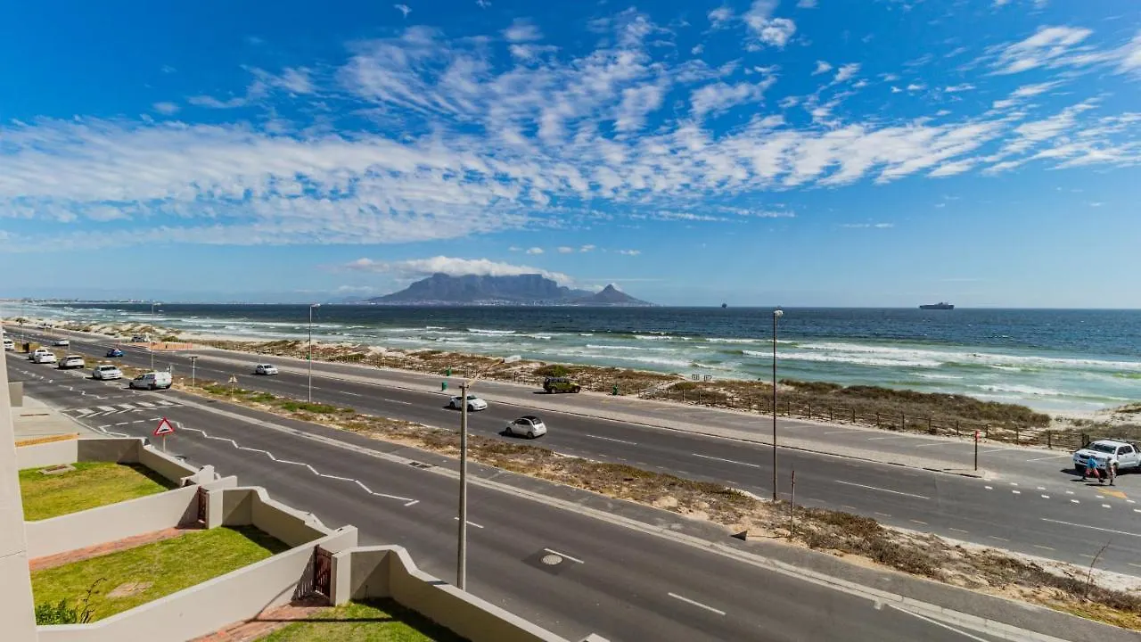 Beach Daze Bloubergstrand